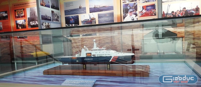 Mô hình tàu cảnh sát biển 8002 được trưng bay trang trọng ở ngay giữa nhà trưng bày.