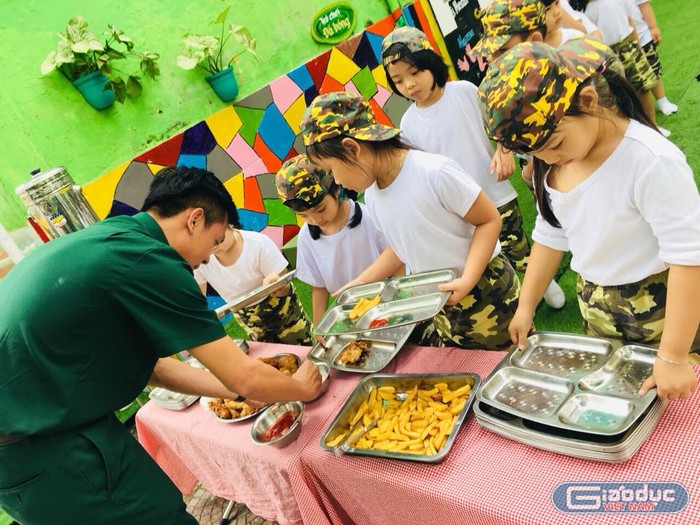 Những chiến sĩ tý hon được chú bộ đội phân chia đồ ăn.