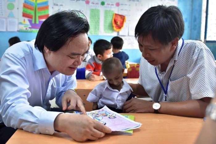 Bộ trưởng Phùng Xuân Nhạ xúc động gặp lại cậu bé tý hon Đinh Văn K&apos;Rễ. Ảnh: CTV