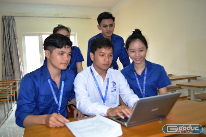 Vilason Saiyakone (áo trắng ở giữa) cùng các bạn thảo luận về dự án khởi nghiệp đưa âm thực Lào kinh doanh tại Việt Nam. Ảnh: TT