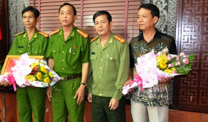 Đại tá Lê Văn Tam (thứ hai từ phải sang) thưởng nóng các lực lượng phá án. Ảnh: AN