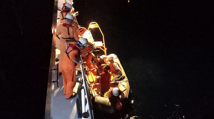 Lực lượng cứu nạn cứu ngư dân trên biển ngay trong đêm. Ảnh: Danang MRCC