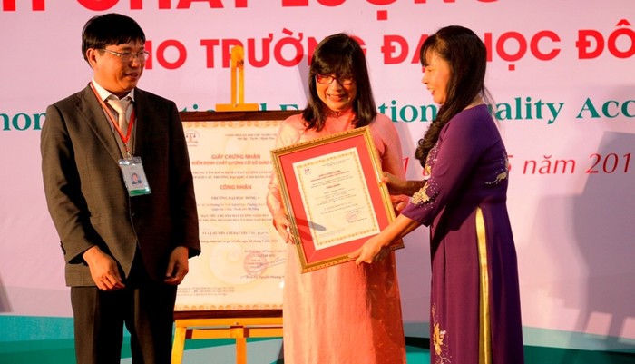 Phó Giáo sư Nguyễn Phương Nga – Giám đốc Trung tâm Kiểm định chất lượng giáo dục trao giấy chứng nhận cho Trường Đại học Đông Á. Ảnh: PC