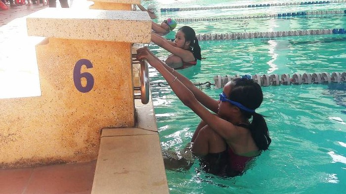 Học sinh Đà Nẵng bơi biểu diễn tại chương trình phát động dạy học bơi trong hè 2018. Ảnh: TT