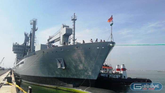 Chiến hạm đảm nhiệm vai trò hậu cần cho nhóm tác chiến của hải quân Ấn Độ là tàu chở dầu INS SHAKTI.