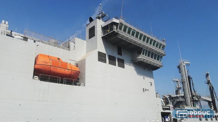 Một góc ca-bin của tàu chở dầu INS SHAKTI. Phía dưới là tàu cứu hộ cỡ lớn.