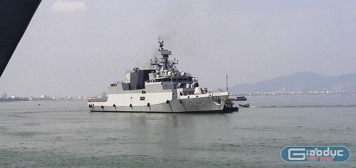 Tàu hộ tống INS KAMORTA của hải quân Ấn Độ cập cảng Đà Nẵng dưới sự hỗ trợ của hai tàu kéo công suất lớn.