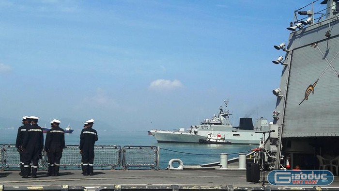Lần lượt cả ba tàu của Hải quân Ấn Độ cập cảng Tiên Sa.