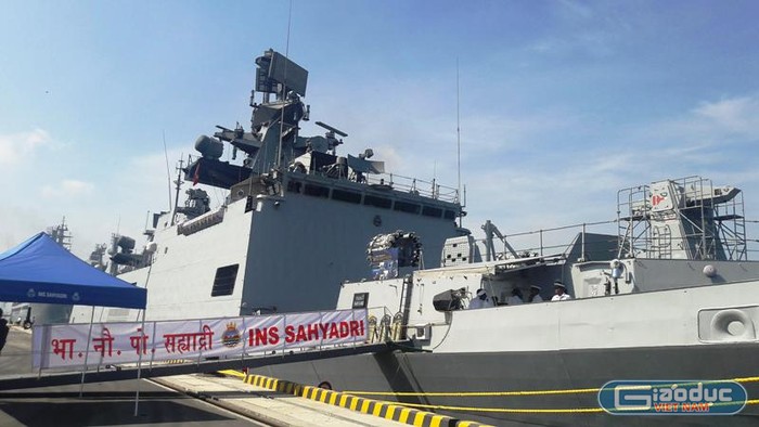 Tàu khu trục INS SAHYADRY lớp chiến hạm được phát triển từ lớp Talwar (thuộc Dự án 11356) mà Nga đóng cho Hải quân Ấn Độ.