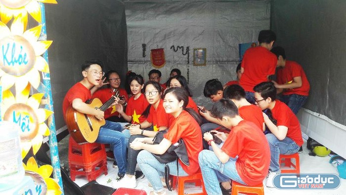 Một nhóm yêu ca nhạc, đàn sáo của một trường trung học cơ sở tham gia ngày hội trại hè.
