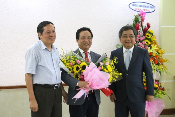 Phó Giáo sư Nguyễn Ngọc Vũ (người đứng giữa) sẽ phụ trách Đại học Đà Nẵng cho đến khi có quyết định mới của Bộ trưởng. Ảnh: AN