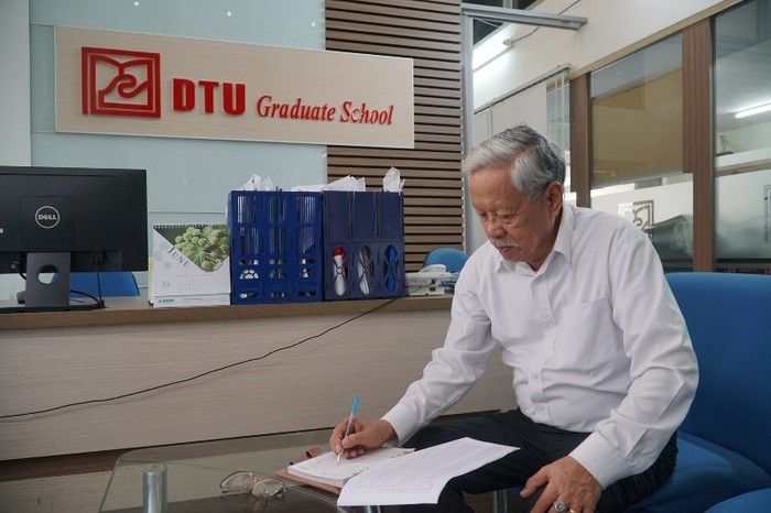 Cụ ông Lê Phước Thiệt chuẩn bị nhận bằng Thạc sĩ chuyên ngành Quản trị Kinh doanh của Đại học Duy Tân ở tuổi 85.