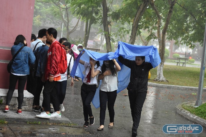Thí sinh đội mưa đến làm thủ tục dự thi tại Huế.