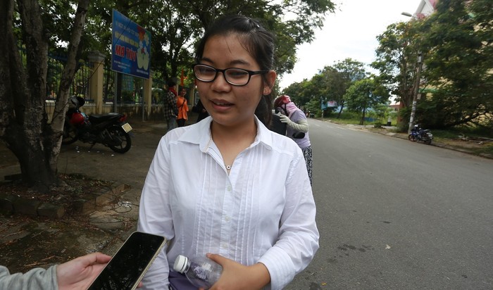 Nữ sinh khiếm thị Nguyễn Phương Trang chia sẻ về ước mơ của mình sau môn thi đầu tiên. Ảnh: HN