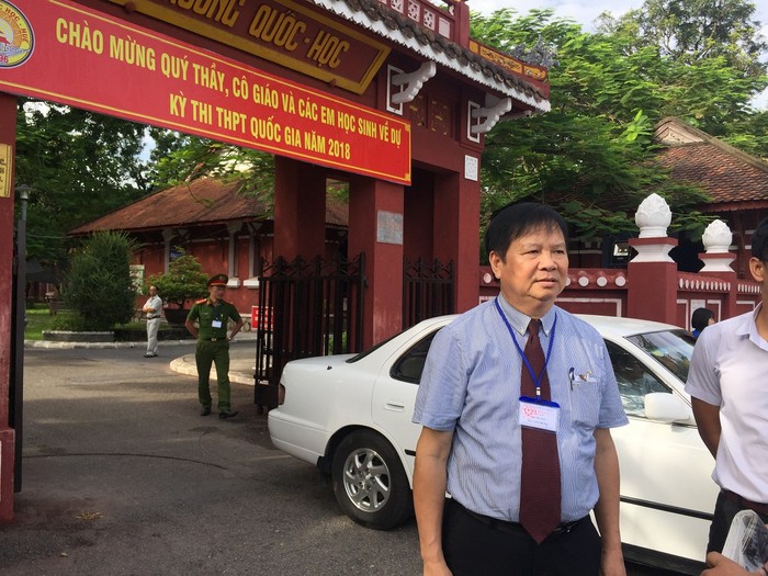 Ông Nguyễn Dung - Phó Chủ tịch Ủy ban nhân dân tỉnh Thừa Thiên Huế đi kiểm tra tại điểm thi trường Quốc học Huế. Ảnh: TL