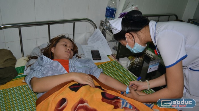 Hiện sức khỏe của cô giáo Nguyễn Thị Xuân Mai vẫn chưa bình phục, đang nằm điều trị tại bệnh viện. Ảnh: TT