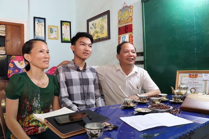 Ba mẹ Bảo không giấu được niềm vui khi biết Bảo là thủ khoa kì thi trung học phổ thông quốc gia 2018 tại Quảng Nam. Ảnh: ĐT