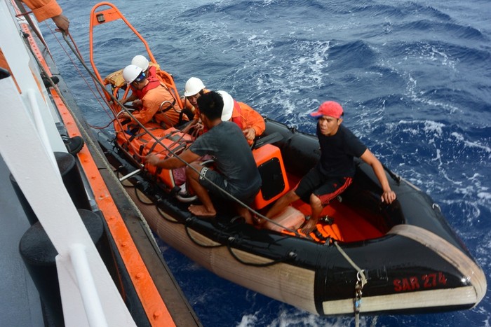 Lực lượng cứu nạn cứu ngư dân bị nhồi máu cơ tim trên biển. Ảnh: AN