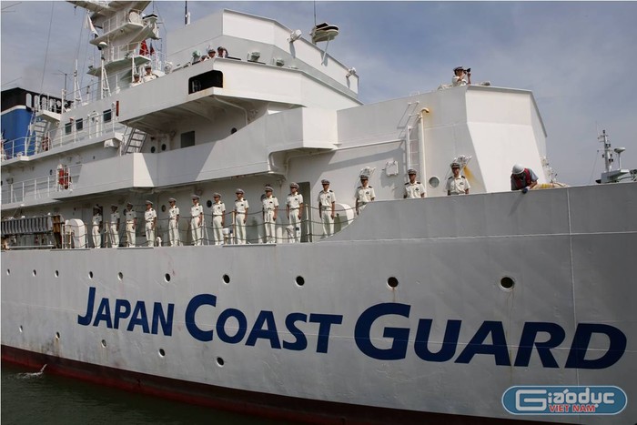 Tàu Kojima gồm 80 sĩ quan và thủy thủ do Đại tá Tonosaki Hironobu - Chỉ huy tàu huấn luyện Kojima làm Trưởng đoàn.