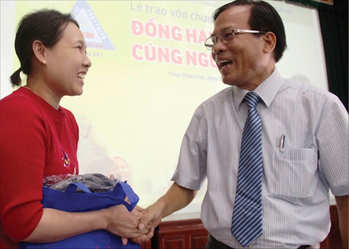 Lãnh đạo sở Giáo dục và Đào tạo tỉnh Thừa Thiên Huế thăm hỏi động viên cô Lý (ảnh: NVCC)