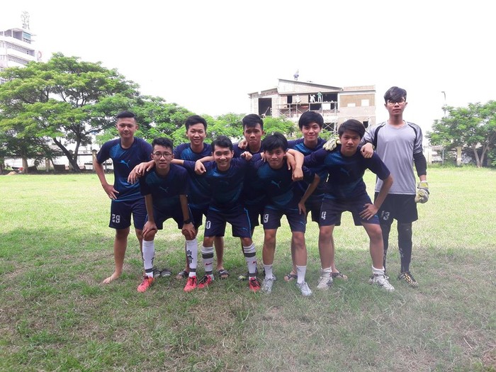 Đội bóng lớp chuyên Toán của Tân thủ khoa Đại học Đà Nẵng (Đạt đứng thứ hai từ phải sang). Ảnh: NVCC