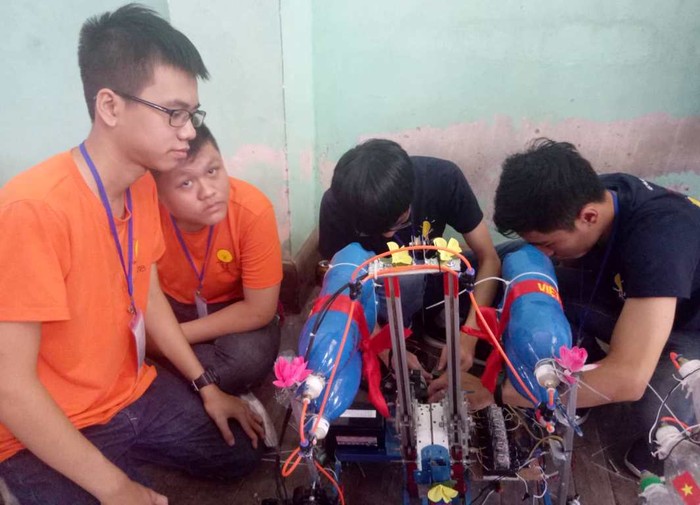 Cuộc thi sáng tạo robot nhằm khơi dậy niềm đam mê nghiên cứu khoa học của học sinh cấp ba. Ảnh: AN