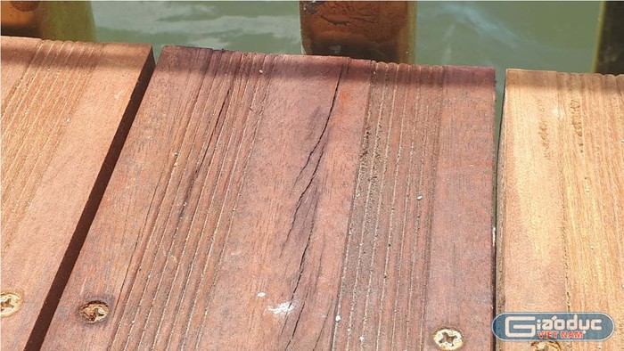 Dù chưa được đưa vào sử dụng nhưng trên các tấm gỗ lim đã có dấu hiệu bị nứt nẻ