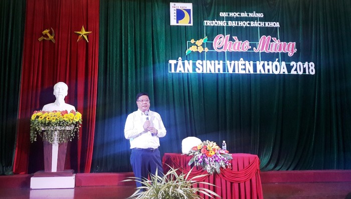 Hiệu trưởng trường Đại học Bách khoa Đà Nẵng trò chuyện với 300 tân sinh viên và phụ huynh. Ảnh: TT