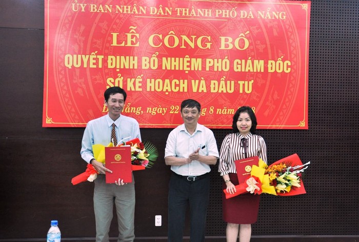 Hai tân Phó Giám đốc sở Kế hoạch và Đầu tư Đà Nẵng được bổ nhiệm sau kỳ thi tuyển. Ảnh: TT