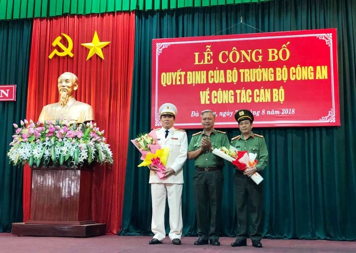 Thiếu tướng Vũ Xuân Viên (áo trắng, bên trái) được bổ nhiệm làm giám đốc công an Đà Nẵng.