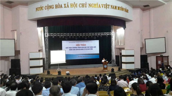 giáo sư Nguyễn Minh Thuyết - Tổng chủ biên chương trình giáo dục phổ thông mới trò chuyện với 1.000 giáo viên, cán bộ quản lý giáo dục của Đà Nẵng, Quảng Nam, Thừa Thiên Huế. Ảnh: TT