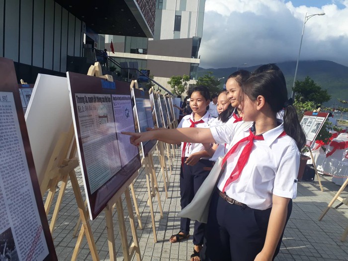 Rất đông học sinh tham dự triển lãm “Tư liệu báo chí về Hoàng Sa”. Ảnh: AN