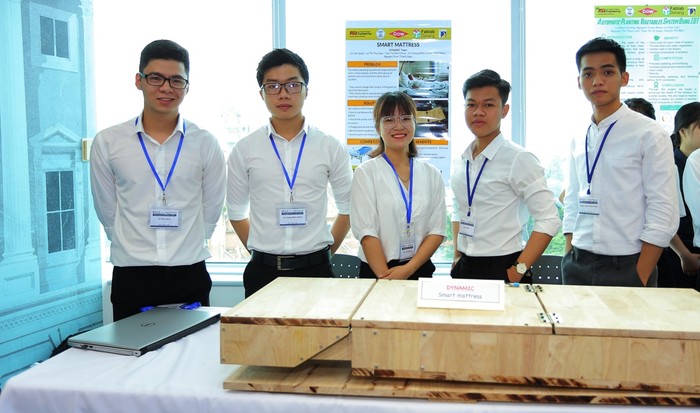 Nhóm sinh viên chế tạo sản phẩm giường đệm thông minh của Trường Đại học Bách khoa Đà Nẵng. Ảnh: VVQ