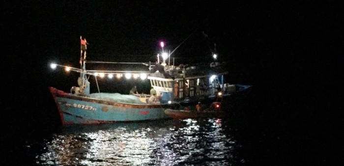Lực lượng cứu hộ tiếp cận tàu cá có thuyền viên gặp nạn trên biển. Ảnh: MRCC