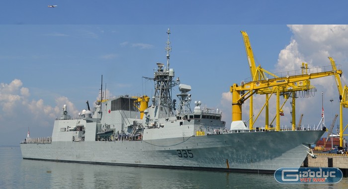Tàu khu trục HMCS Calgary của Hải quân Canada vừa cập cảng Đà Nẵng mang theo 230 sĩ quan, thủy thủ.