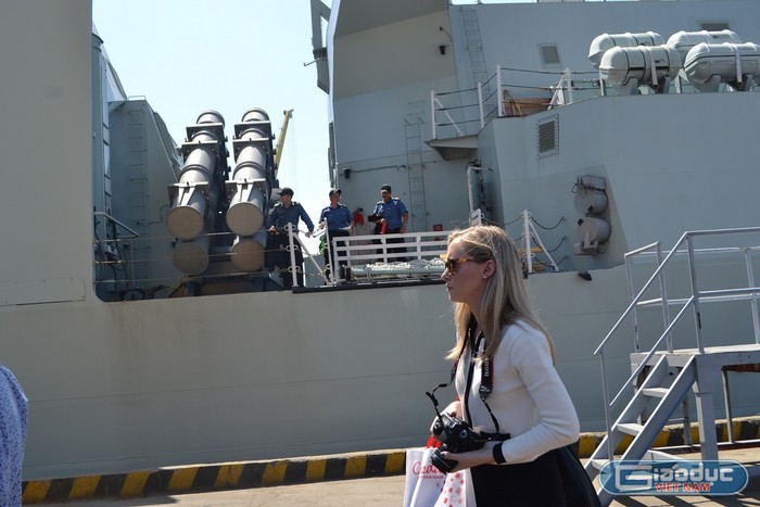 Chuyến thăm của tàu khu trục hải quân hoàng gia Canada nhằm thắt chặt mối quan hệ quốc phòng giữa hai nước.