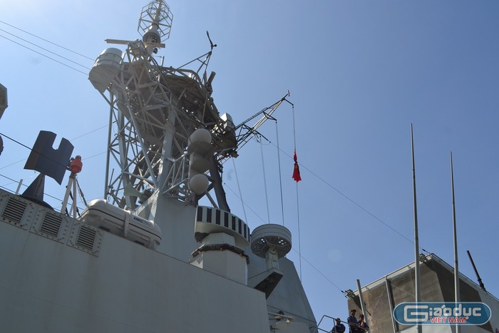Sĩ quan và thủy thủ tàu HMCS Calgary đã treo cờ rủ để tang Chủ tịch nước Trần Đại Quang khi vừa cập cảng Đà Nẵng.