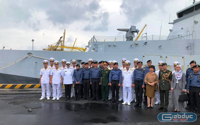 Đại diện các cơ quan Việt Nam chụp ảnh lưu niệm với thủy thủ tàu hải quân Brunei.