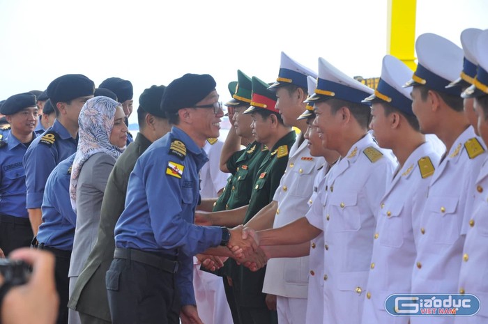 Các sĩ quan, thủy thủ tàu KDB DARUTTAQWA sẽ có các hoạt động giao lưu, học tập kinh nghiệm với hải quân Việt Nam.