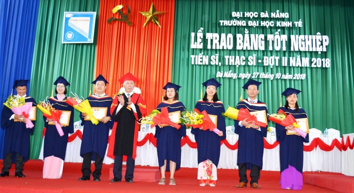 Đại học Kinh tế Đà Nẵng trao bằng tốt nghiệp cho 5 tân Tiến sĩ và 210 Thạc sĩ. Ảnh: TT