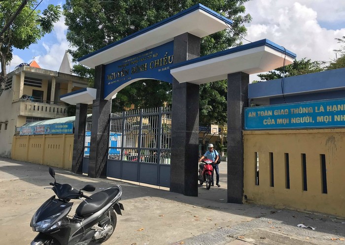 Trường trung học cơ sở Nguyễn Đình Chiểu, nơi xảy ra vụ việc.