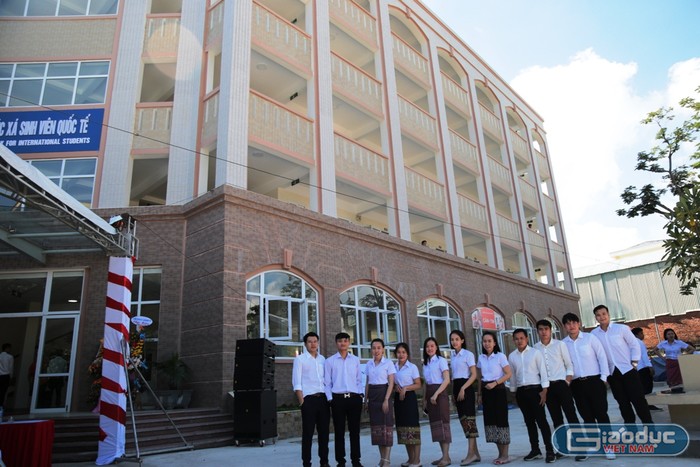 Các sinh viên Lào trước khu túc xá &quot;đẳng cấp 5 sao&quot;.