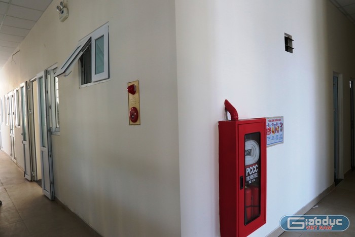 Hệ thống phòng cháy chữa cháy được lắp đặt tại các tầng của Ký túc xá.