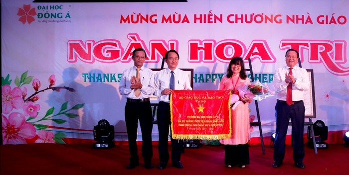 Đại học Đông Á nhận cờ thi đua của Bộ Giáo dục và Đào tạo. Ảnh: AN