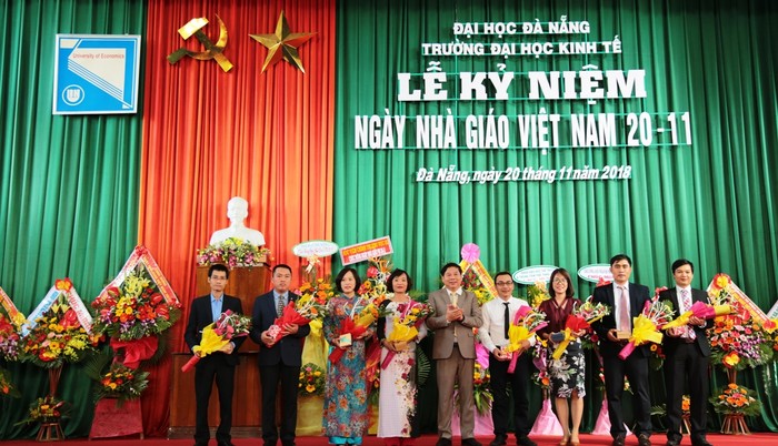 Trường Đại học Kinh tế Đà Nẵng tri ân thầy cô nhân ngày Nhà giáo Việt Nam 20/11. Ảnh: TT