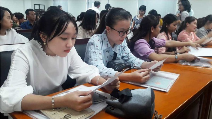 Giáo viên trúng tuyển kỳ thi tuyển giáo viên năm 2018 của Đà Nẵng được lựa chọn trường học để dạy. Ảnh: TT