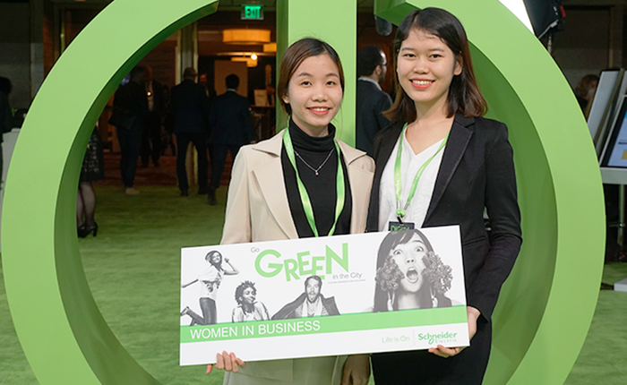 Hai nữ sinh Trường Đại học Duy Tân đã giành giải thưởng của cuộc thi Go Green in The City 2018 nhờ sáng chế độc đáo. Ảnh: AN