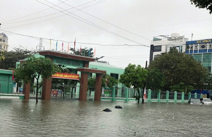 Nhiều trường học ở Đà Nẵng bị ngập sâu do mưa lớn.