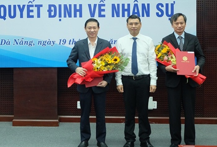 Bổ nhiệm ông Đoàn Ngọc Hùng Anh (ngoài cùng, bên phải) làm Chánh văn phòng Ủy ban nhân dân thành phố Đà Nẵng. Ảnh: TĐT