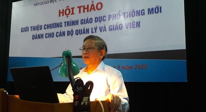 Giáo sư Nguyễn Minh Thuyết - Tổng chủ biên Chương trình giáo dục phổ thông mới trong một buổi nói chuyện, giới thiệu chương trình mới với các thầy cô ở Đà Nẵng. Ảnh: TT